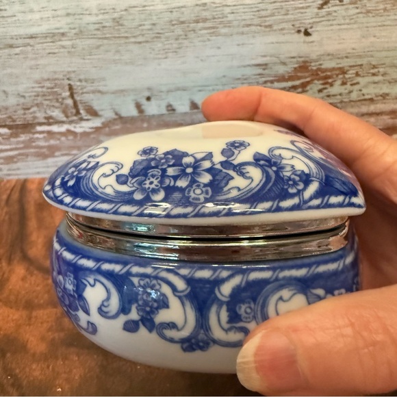 Porcelain Music Trinket Lidded Box Blue and White Plays “I will always love you” - Picture 8 of 9